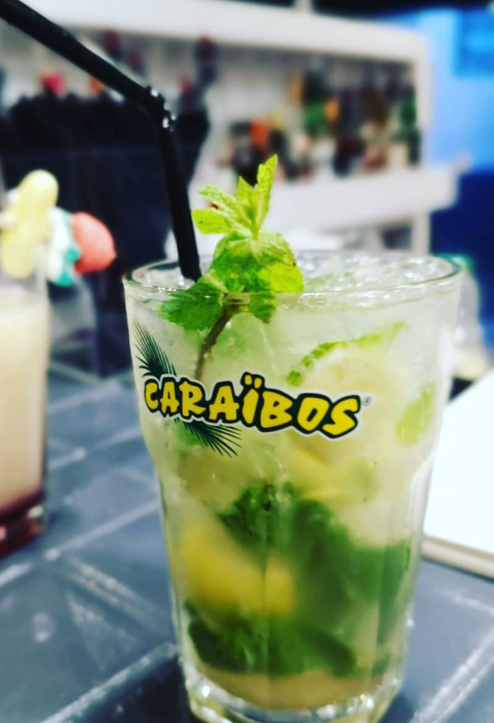 Caraïbos Mojito in een glas op de bar.